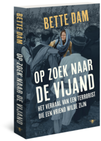 Op zoek naar de vijand - Bette Dam