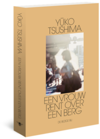 Een vrouw rent over een berg - Yuko Tsushima